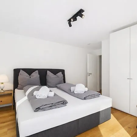 Maisonette-wohnung I 125 Qm I Garten I 2 Parkplaetze Apartment