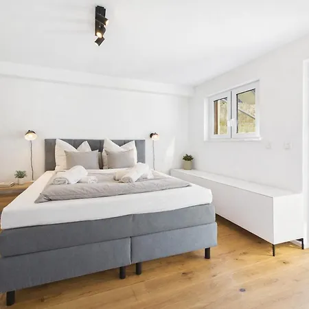 Maisonette-wohnung I 125 Qm I Garten I 2 Parkplaetze Apartment *